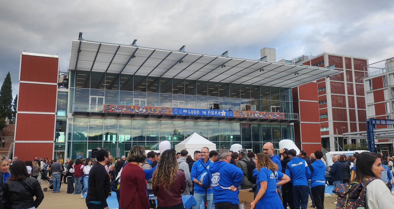 L’Auditorium Rogers di Scandicci con lo striscione di Ludo in Fiera e il pubblico all’ingresso